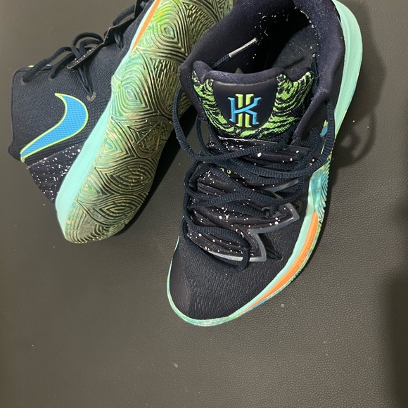Nike Kyrie 5 UFO Size: 9 $250 - Picture 6 of 9